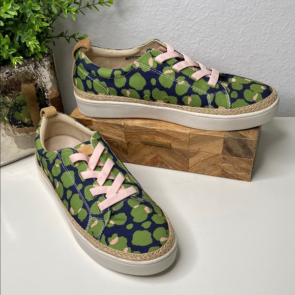 Trendy Green and Pink Women's Sneakers - Picture 1 of 12